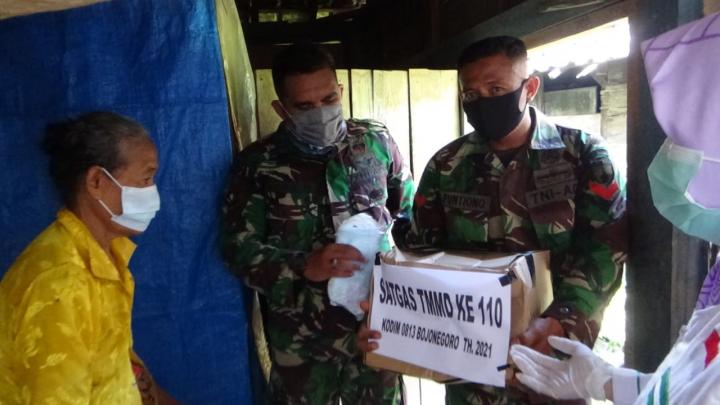 Berbagi, Satgas TMMD Bojonegoro Bersama Bidan Desa Salurkan Paket Sembako